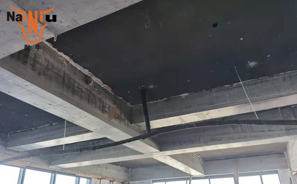 ����8�����ۺ����޲�ɰ���еľ۱�ϩ��ά